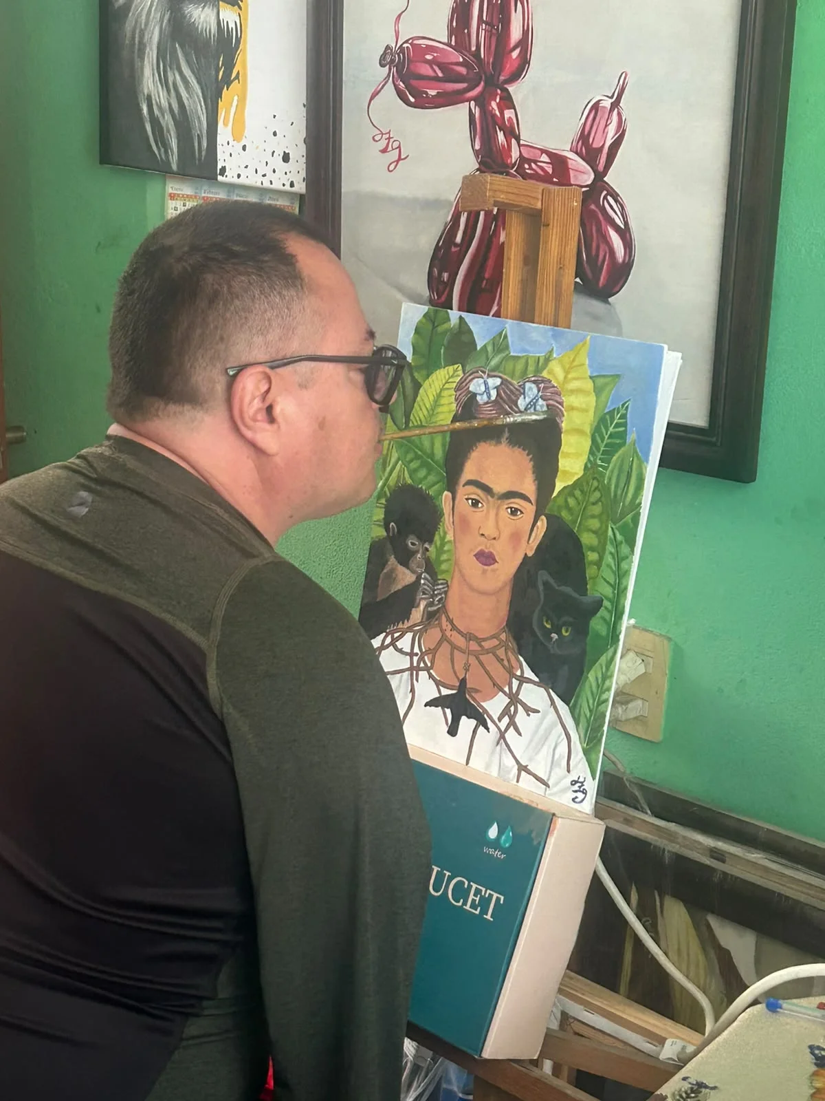 Jesús García Zapata pintando en su estudio